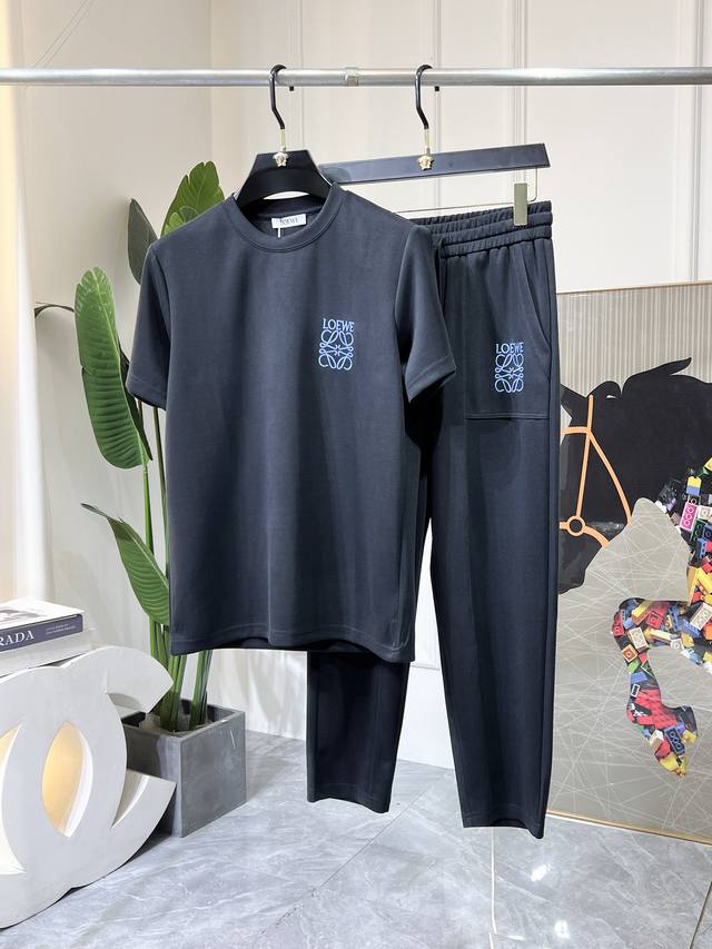 罗意威 2025Ss蛇年春装新品休闲短袖套装！明星最爱时装味休闲套装 简单大方，官网1：1工艺设计！干净利落剪裁 都市风十足 可供独家顶级定制面料，手感软糯干爽