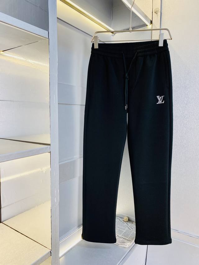 官网原单货 可穿200斤路易威登Lv 简约时尚 早春款卫裤松紧裤休闲裤长裤身穿着非常舒适 低调不失奢华 穿出去非常有档次,裤型款式和裁剪亦无需多言 上身精致跃然