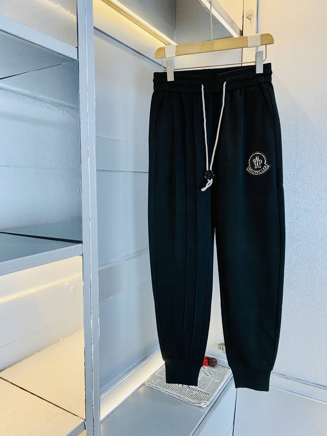 官网原单货 可穿200斤蒙口Moncler 简约时尚 秋冬款休闲裤长裤身穿着非常舒适 低调不失奢华 穿出去非常有档次,裤型款式和裁剪亦无需多言 上身精致跃然.真