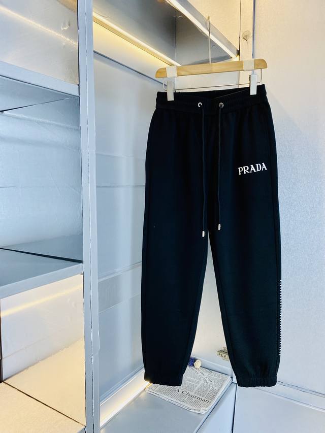 官网原单货 可穿200斤普拉达Prada 简约时尚 秋冬款休闲裤长裤身穿着非常舒适 低调不失奢华 穿出去非常有档次,裤型款式和裁剪亦无需多言 上身精致跃然.真正