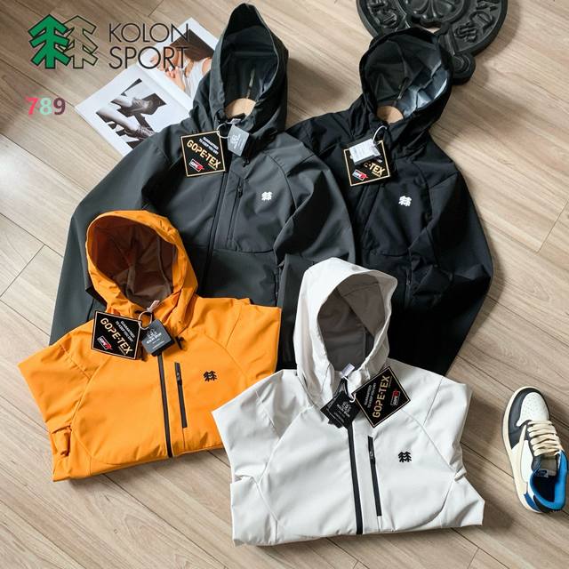 Kolon Sort可隆25年新品应季冲锋衣！采用了E3D剪裁，满足人体工程学三维设计，运动起来更加合身，减少对手臂的限制。最新科技复合防水面料，增加衣服功能性