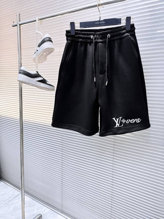 Lv 2025Ss夏季新款原单专柜休闲短裤，奢华经典品牌原版Logo配饰 专柜热销款 身穿着非常舒适 低调不失奢华 穿出去非常有档次 裤型款式和裁剪亦无需多言