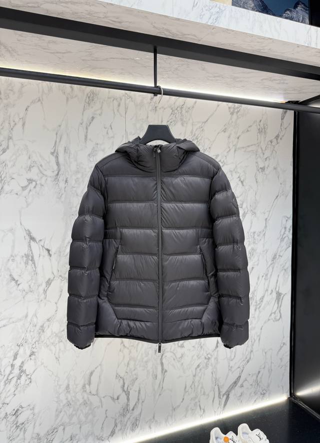 Momo 放货价 Moncler 羽绒服2025最新款时尚设计师款羽绒外套.处处细节显工艺足够的高级 结构性剪裁的设计改变来展现男士多样的形象变化，修身利落、剪