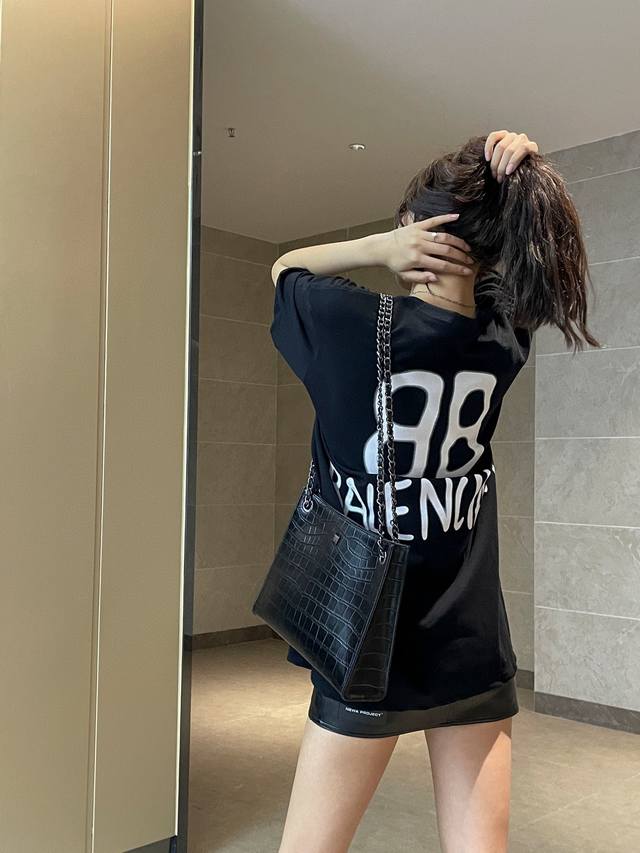 款号：G47-顶级版本！Balenciaga 巴黎世家Bb背后夜光涂鸦短袖T恤 面料采用巴黎Zp定织定染全棉双纱精棉，克重260克，布面干净.布纹清晰，柔软舒适