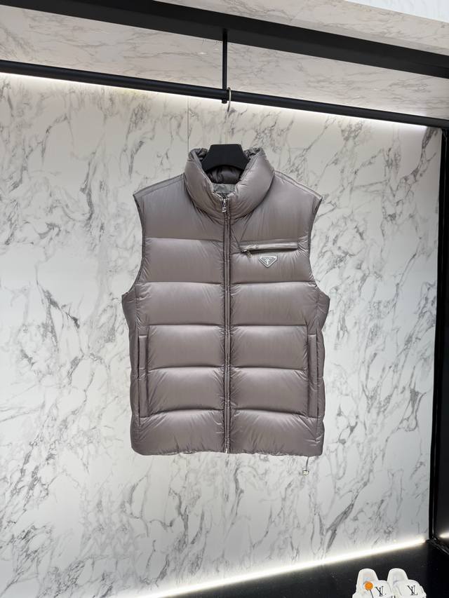 Momo 放货价 Prada普拉达新款提花尼龙羽绒服金属小标羽绒服。羽绒服采用Re-Nylon再生尼龙打造，现代设计风格,和廓形相得益彰，采用95的白鸭绒给予更