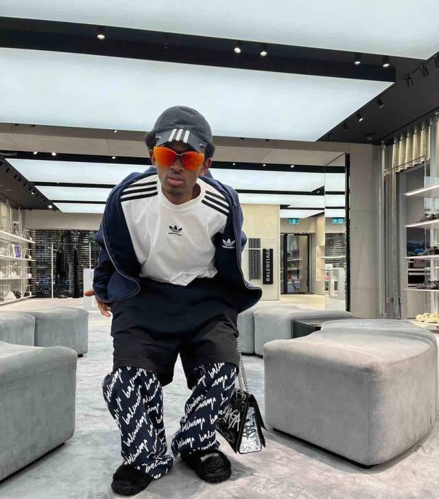 款号：G37-顶级版本！Balenciaga 巴黎世家 X Adidas阿迪达斯联名款三叶草刺绣Logo短袖T恤 - 简介： Balenciaga是由被誉为代表
