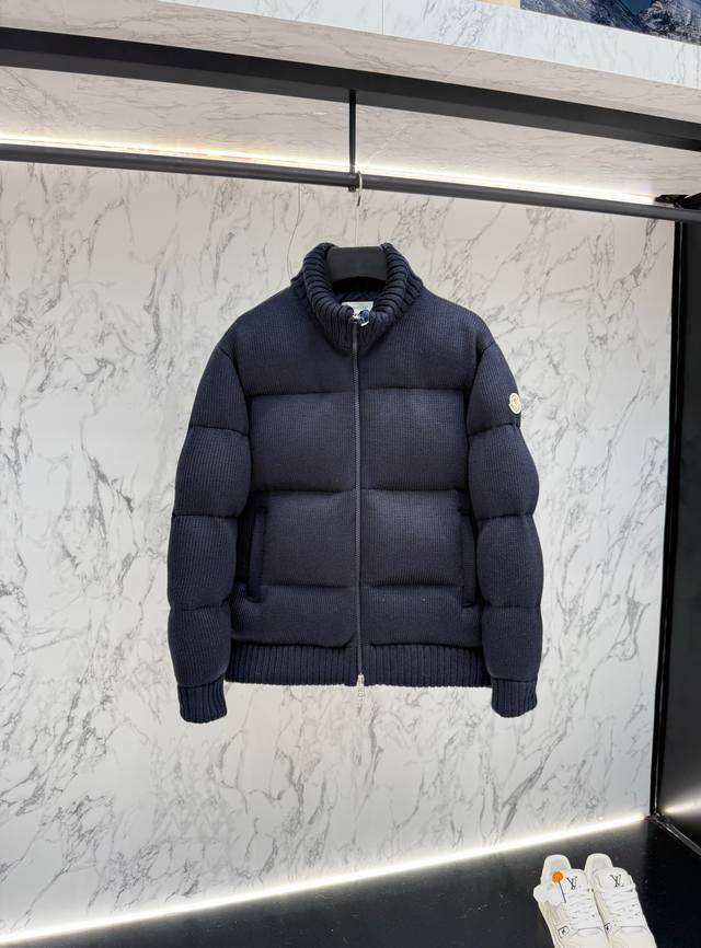 Momo 放货价 Moncler 羽绒服2025最新款时尚设计师款羽绒外套.处处细节显工艺足够的高级 结构性剪裁的设计改变来展现男士多样的形象变化，修身利落、剪