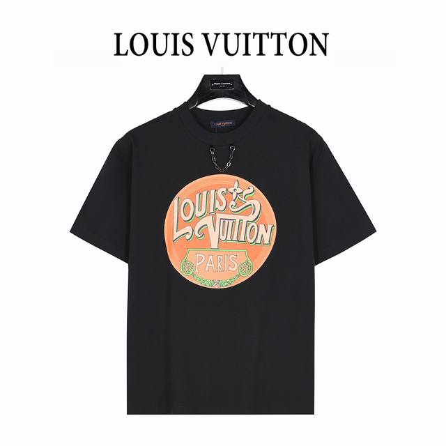Louis Vuitton 路易威登 25Ss 链条飞行字母标识印章短袖T恤 本款T恤以柔软棉质针织塑造经典直身版型， 为正面的手写体标识融入霓虹视效，巧妙致意