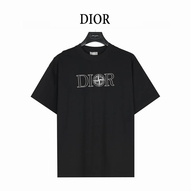 Dior & Stone Lsland 石头岛联名刺绣Logo短袖T恤 Dior这款 T 恤来自 Dior And Stone Island 限定系列，突显联名
