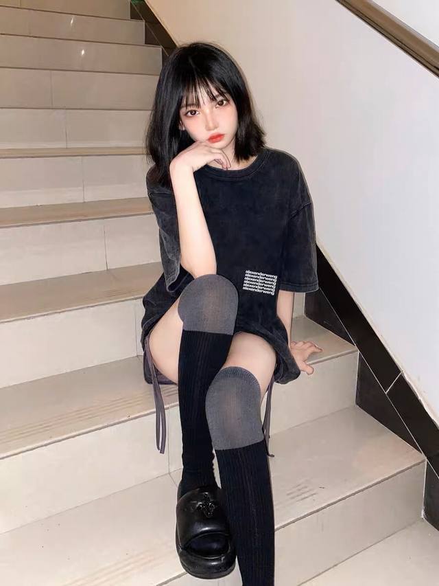 款号：G23-顶级版本！Alexanderwang亚历山大王水洗做旧小字母发泡圆领短袖男女同款，用一件够酷的卫衣，开启我们美好的秋天！ 大王的设计，自由不羁，玩