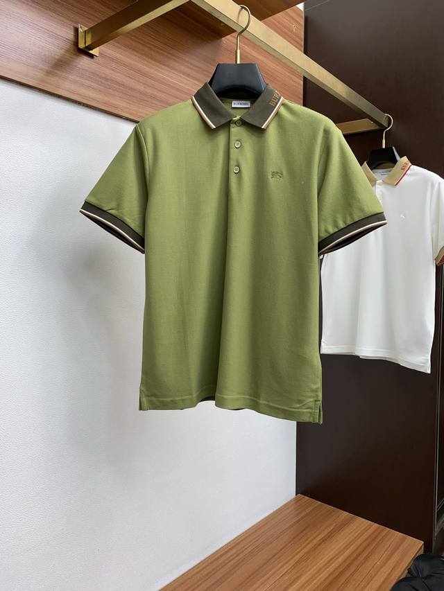 Tai 巴宝莉 臻品定制系列的设计Polo衫确实独具匠心，展现了定制服装的精致与品味。定制材质，不仅触感柔软舒适，还具有良好的透气性和吸湿性，确保穿着者在任何场