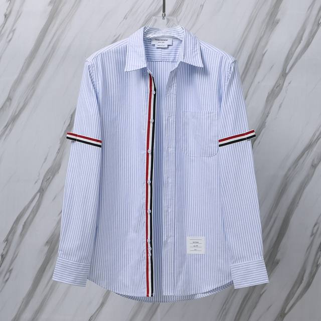 Tb 货号：970 Tb牛津纺双袖标+内门襟织带组合条纹衬衫 Thom Browne 汤姆布朗.新季Tb衬衫经典条纹双袖标+内门襟织带色织牛津纺长袖衬衣 意大利