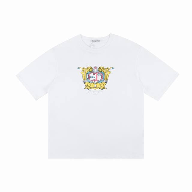 Dior Ss迪奥新款细闪印花圆领短袖T恤 面料采用280克纯棉双纱面料 -视觉效果大气高级 使得这件单品在年轻活泼的风格中又融入了一丝复古气息 -第一时间购入