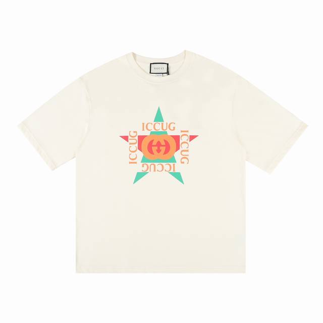 Gucci Ss经典徽标Logo五角星印花短袖T恤 面料采用280克纯棉双纱面料 -与之前方块印花经典款类似 采用了最新五角星设计语言 字母Logo搭配经典互扣