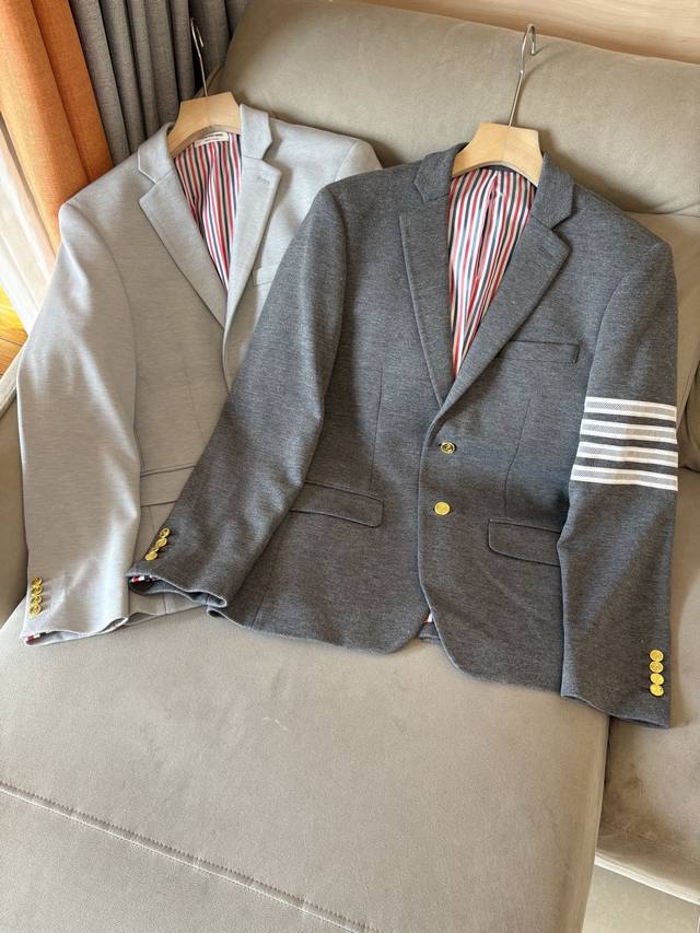 Tu 新品 Tb新款经典三粒扣时尚羊毛单西，男女同款经典色织四条杠标识休闲翻领西服外套！贸易公司渠道Tb口碑渠道订单稀出，你不容错过的渠道狠货，各种细节做工都没