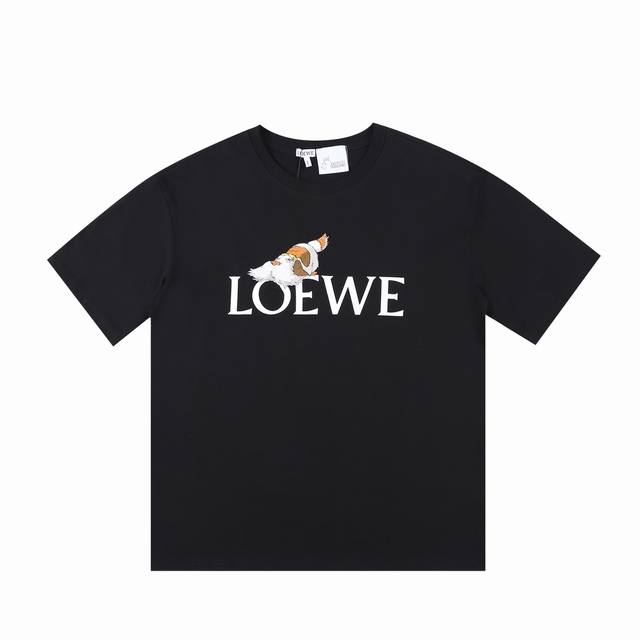 罗意威X 哈尔的移动城堡 限定联名系列 茵茵小狗刺绣印花短袖 面料采用280克纯棉双纱面料 -对色原版采用插针刺绣工艺，刺绣图案对版定制6种色线搭配。 -全套辅