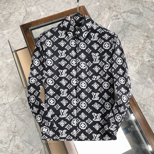 路易威登Lv 高端休闲系列！2025春季新品专柜休闲长袖衬衫！品牌最新元素Logo重工设计 无痕剪裁 进口80支的超高支纱棉，手感柔滑舒适，弹性佳 软软细腻 不