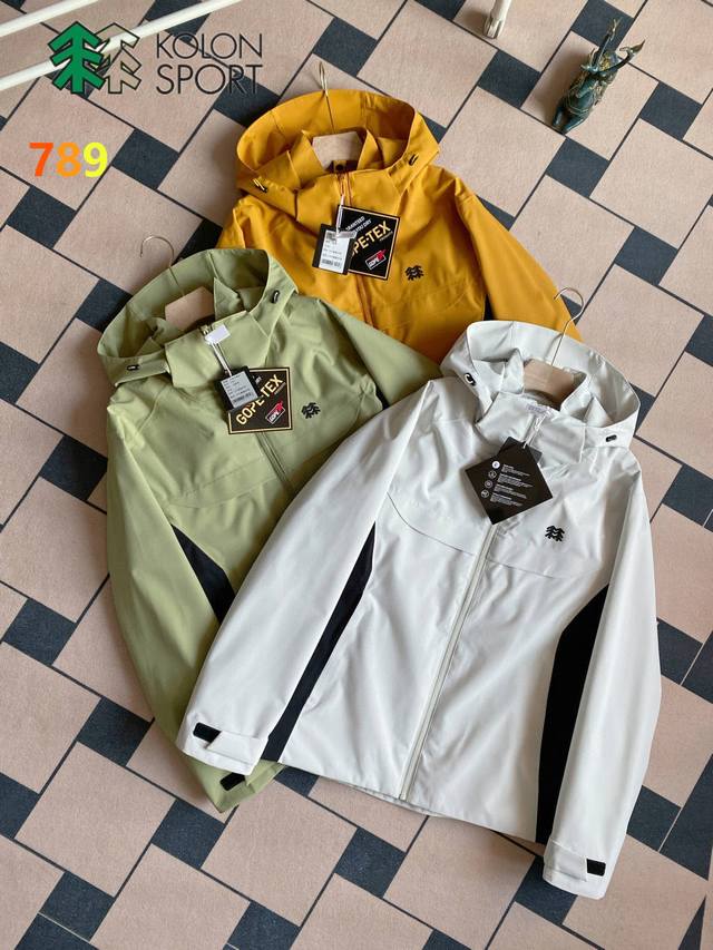 Kolon Sport 可隆 25Ss新品 秋款户外休闲外套 防风水透气轻量硬壳冲锋衣 男女同款 1产品特性： 特氟龙三防面料，防风雨，防静电，抗撕耐磨！ 2做