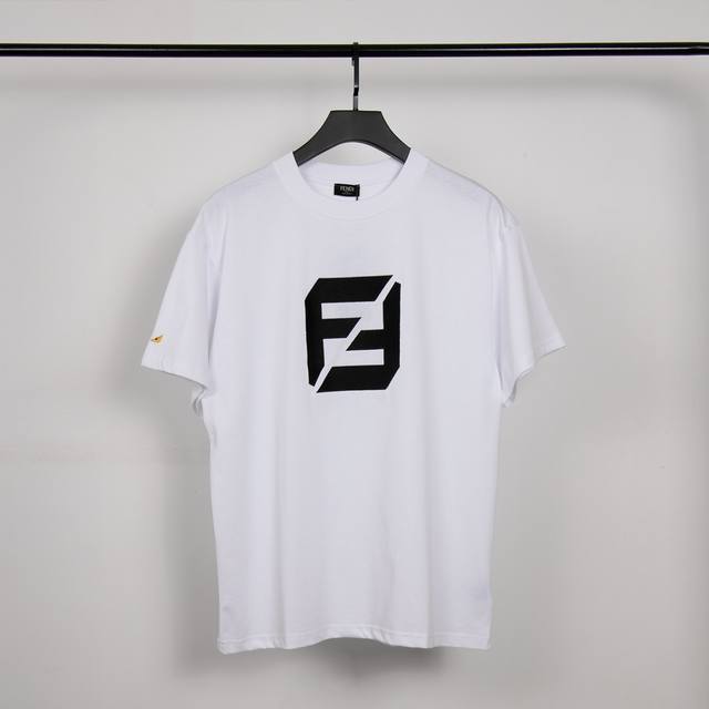 高端品质，独家定制，Fendi 小怪兽刺绣字母Logo圆领T恤，采用定制定染高克重原版面料，洗水完高达280G纯棉双纱面料，螺纹增加到2.7 不变形，宽松Ove