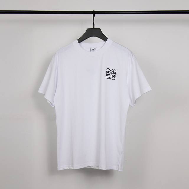 高端品质，独家定制，Loewe 经典刺绣字母Logo圆领T恤，采用定制定染高克重原版面料，洗水完高达280G纯棉双纱面料，螺纹增加到2.7 不变形，宽松Over
