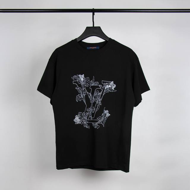 高端品质，独家定制，Lv花卉刺绣字母Logo圆领T恤，采用定制定染高克重原版面料，洗水完高达280G纯棉双纱面料，螺纹增加到2.7 不变形，宽松Oversize