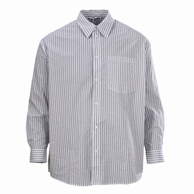 Acne Studio 后背印花竖条纹长袖衬衫 采用定织定染工艺，确保每一块面料都达到最高标准。无论是条纹交界处的细腻处理，还是整体色泽的均匀度，都能体现出高品