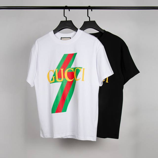 高端品质，独家定制，Gucci古奇新品字母Logo圆领T恤，采用定制定染高克重原版面料，洗水完高达280G纯棉双纱面料，螺纹增加到2.7 不变形，宽松Overs