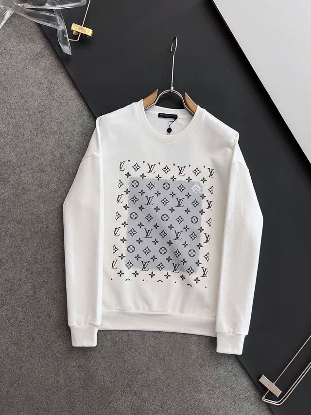 Lv*！最高版｜独家 高端定制。 15年专业卫衣，无论是面料上还是版型上都是完美越级，精美工艺圆领款，独家特制纯棉480克面料升级水洗大毛圈、柔软贴身科技面料，
