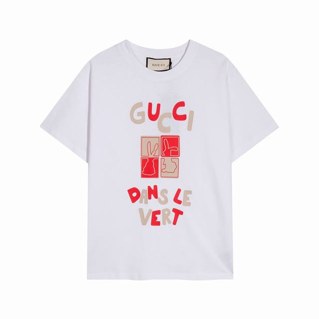 高端品质，独家定制，Gucci 古奇跳跃字母+方形兔子限定字母Logo圆领短袖，采用定织定染高克重原版面料，洗水完高达280G纯棉面料，螺纹增加到2.7不变形。