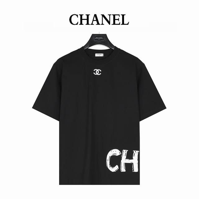 Chanel 香奈儿 25Ss 小标刺绣及下摆Logo涂鸦印花短袖T恤 简约而不简单的情侣款，高级香 明明很简单的设计，看上去就是一眼的高级！ 客供采用260G