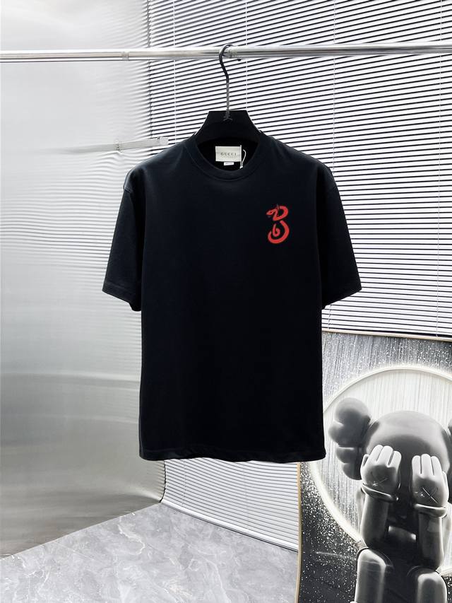 古奇 Gucci 2025新款 圆领 短袖 T恤 体恤 半袖 ，高端版本！专柜定制面料 透气舒适度高，细节无可挑剔，品牌元素设计理念，体现高品质。手感细腻柔软！