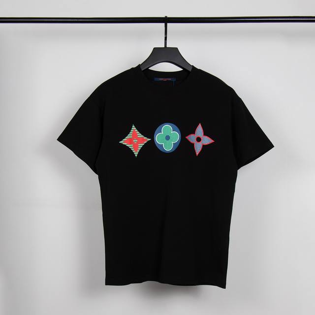 高端品质，独家定制，Lv经典四叶草字母Logo圆领T恤，采用定制定染高克重原版面料，洗水完高达280G纯棉面料，1-1工艺制作，螺纹增加到2.7不变形，宽松Ov