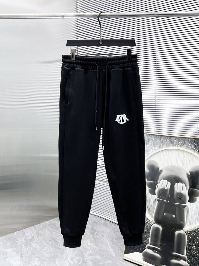 迪奥 Dior 2025Ss新款 休闲裤 束脚裤 长裤，高端版本！专柜定制面料 透气舒适度高，细节无可挑剔，品牌元素设计理念，体现高品质。手感细腻柔软！呈现休闲