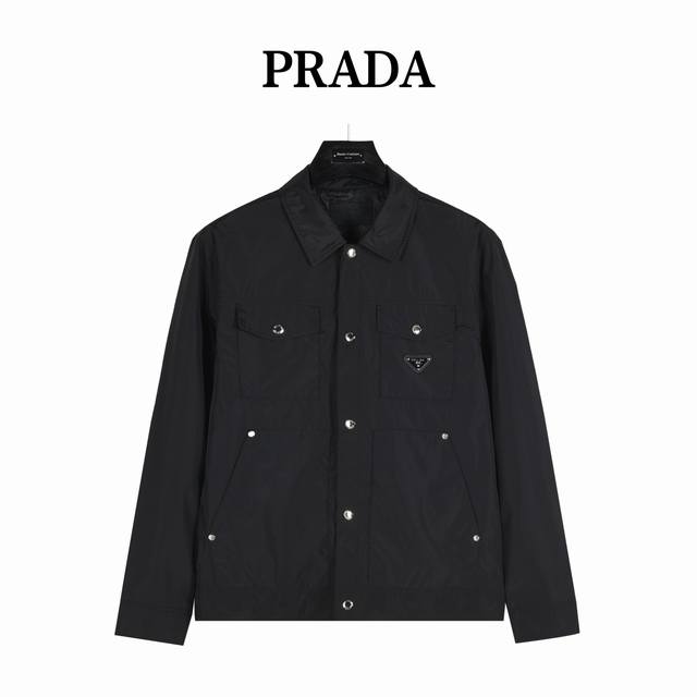 Prada 普拉达 四口袋红装翻领外套 贸易渠道稀出，海外精品限量销售。户外风衣产品的典范，全身暗纹的商标彰显品牌辨识度。这款夹克兼备温暖且轻盈的特质。 最新款