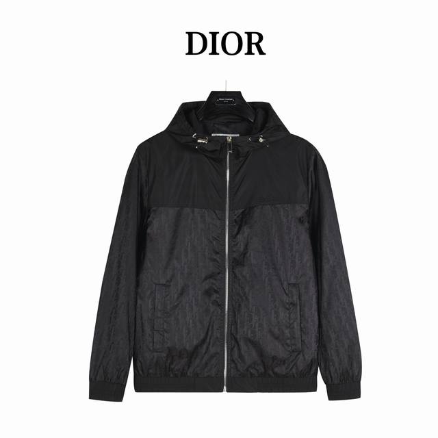 Dior 迪奥 胸前字母Logo满印拼接连帽外套 贸易渠道稀出，海外精品限量销售。户外风衣产品的典范，全身暗纹的商标彰显品牌辨识度。这款夹克兼备温暖且轻盈的特质