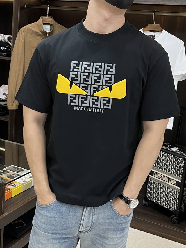 主推 Fendi 芬迪 2025春季独家专供新款潮男时尚休闲短袖T恤。春季新款休闲圆领短袖T恤衫，高端欧版原单潮流时尚精品！透气舒适度高，细节无可挑剔，品牌元素