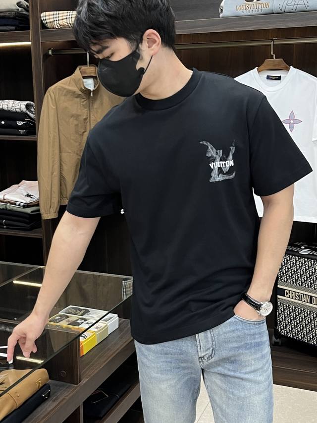 主推 Lv 独家专供春季新款驴牌时尚休闲圆领短袖，纯棉面料原单工艺高端欧版原单T恤，潮流时尚休闲半袖 透气舒适度高，细节无可挑剔，品牌元素设计理念，体现高品质。