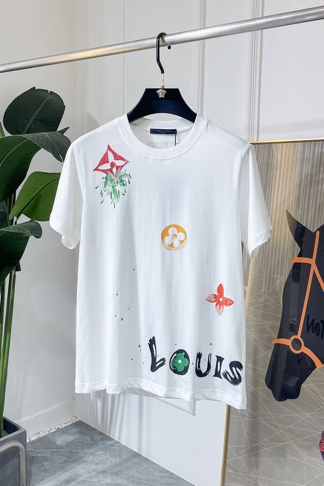 Lv 2025Ss蛇年贺岁款春夏精品短袖T恤 官网同步 高端品质 定制顶级100%纯面料，顶级大厂1:1制作，时尚大牌重工艺Logo设计，手感柔软细腻 穿着亲肤