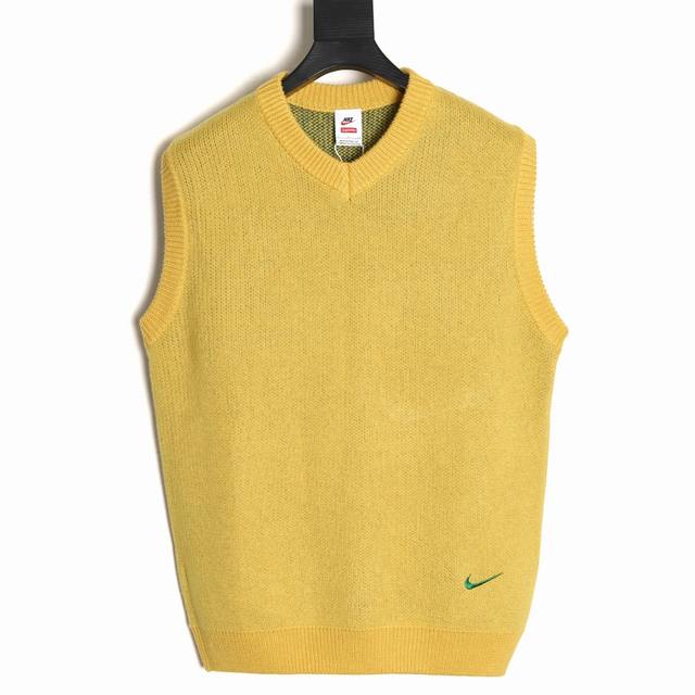 Supreme X Nike 25Fw 联名针织背心 羊毛混针织毛衣马甲背心整体采用美利奴羊毛材质打造，背后则是Nike标志性Swoosh提花徽标，非常适合做叠