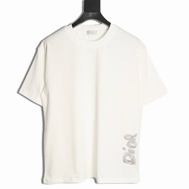 Dior 迪奥 25Ss 下摆字母短袖T恤 面料采用定制240G 26支特滑双股精棉平纹高密无尘全棉布料。前幅高密度加厚，走线平整，代工品质，全套定制辅料。 尺
