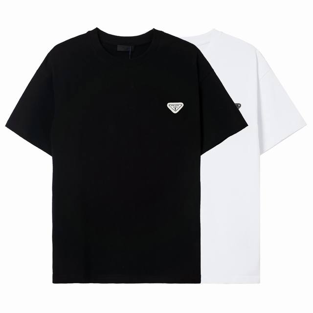 高端品质，独家定制，Prada普拉达经典三角标字母Logo圆领短袖，采用定织定染高克重原版面料，洗水完高达280G纯棉面料，1-1工艺制作，宽松Oversize