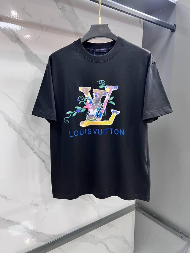Lv 25Ss新款春夏短袖 最高版本客供定制高端纯棉面料 简单时尚款，配色超级好看！经典Logo的设计 简单大方的款式！满满的高级感，四季可穿。简欧风格，简洁大