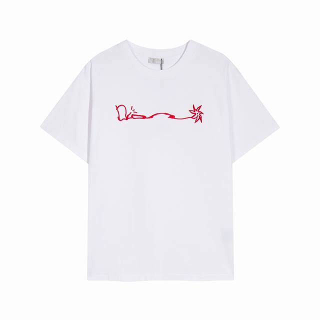 高端品质，独家定制，Dior 迪奥艺术家刺绣字母Logo圆领短袖，采用定织定染高克重原版面料，洗水完高达280G纯棉面料，螺纹增加到2.7不变形。，1-1工艺制