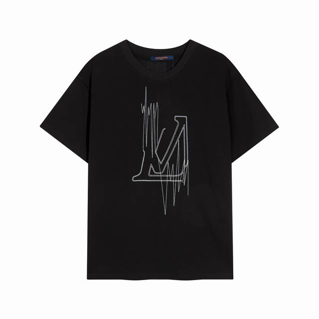 高端品质，独家定制，Lv卡刺绣字母Logo圆领短袖，采用定织定染高克重原版面料，洗水完高达280G纯棉面料，螺纹增加到2.7不变形。，1-1工艺制作，宽松Ove