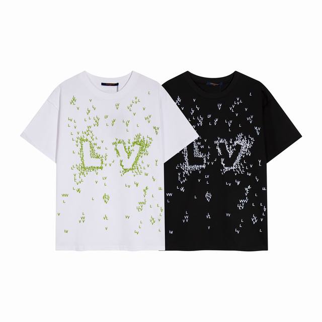 高端品质，独家定制，Lv刺绣Logo圆领短袖，采用定织定染高克重原版面料，洗水完高达280G纯棉面料，螺纹增加到2.7不变形。，1-1工艺制作，宽松Oversi