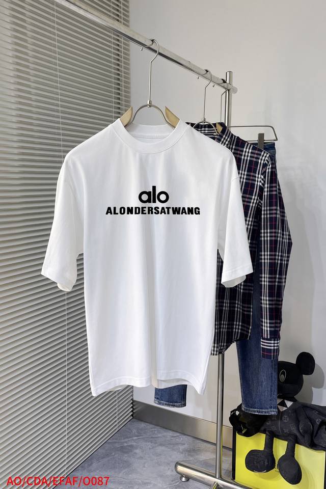 O087 Alo 新款字母印花双层重工短袖T桖 字母图案不管是T桖还是卫衣都是每年的爆款单品 前幅大面积印花采用大康丽数码印花机直喷 成本极高 经过多次的调试打