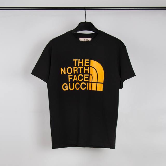 高端品质，独家定制，Gucci 北面联名印花字母Logo圆领T恤，采用定制定染高克重原版面料，洗水完高达280G纯棉双纱面料，螺纹增加到2.7不变形，宽松Ove