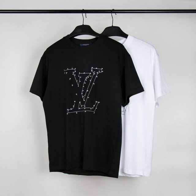 高端品质，独家定制，Lv立体刺绣字母Logo圆领T恤，采用定制定染高克重原版面料，洗水完高达280G纯棉双纱面料，螺纹增加到2.7不变形，宽松Oversize版