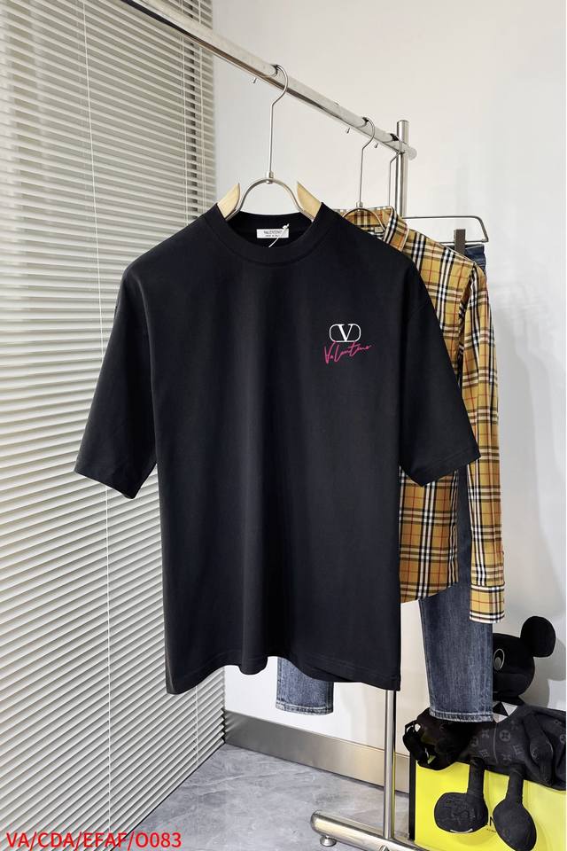 O083 Va 华伦天奴 新款字母印花双层重工短袖T桖 字母图案不管是T桖还是卫衣都是每年的爆款单品 前幅大面积印花采用大康丽数码印花机直喷 成本极高 经过多次