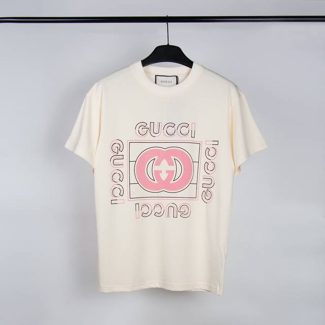 高端品质，独家定制，Gucci古奇新品复古印花字母Logo圆领T恤，采用定制定染高克重原版面料，洗水完高达280G纯棉双纱面料，螺纹增加到2.7不变形，宽松Ov